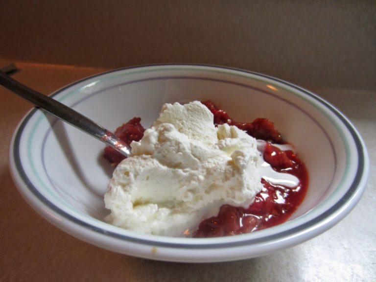 strawberry rhubarb crunch with whipped cream